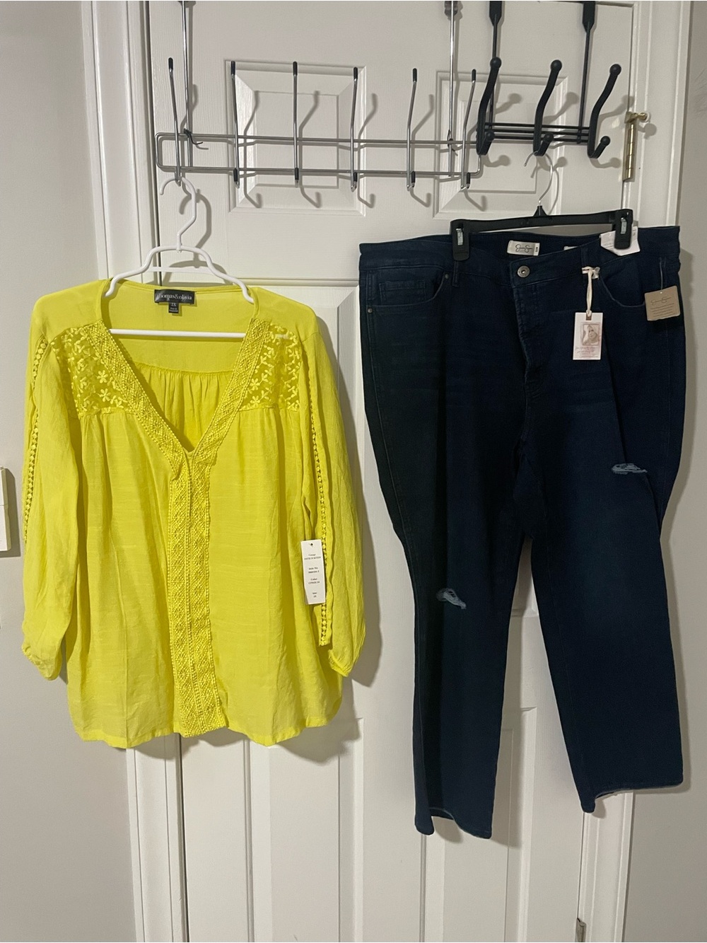 Bright Yellow Embroidered V-Neck Women’s Top sz22 jeans nwt